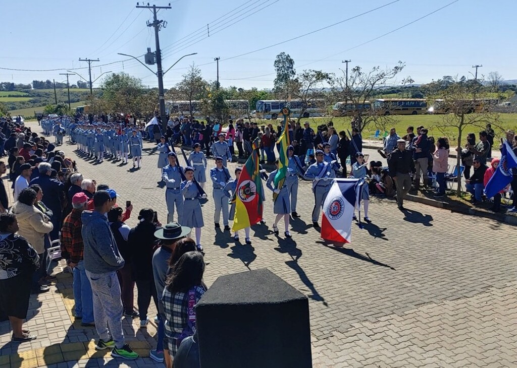 Bandas escolares de São Gabriel participa de desfile cívico de Santa Margarida do Sul