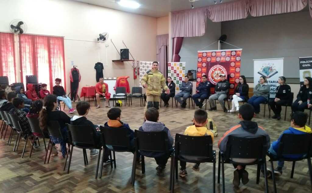 Alunos do Projeto Bombeiro Mirim de São Sepé participam de Feira de Profissões