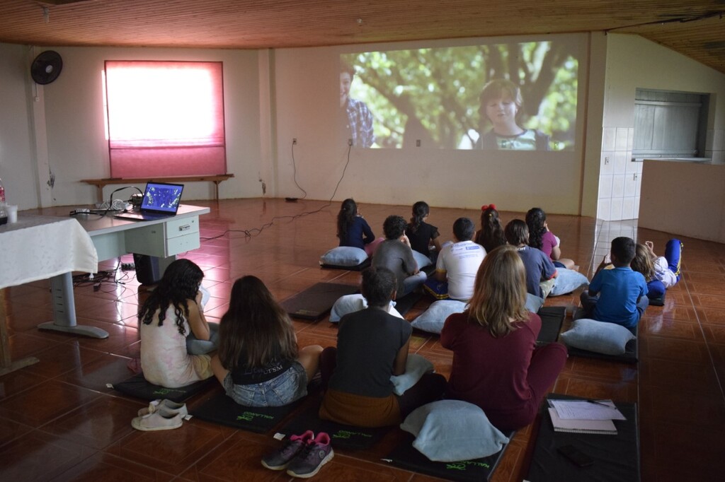 CRAS Itinerante realiza Cineminha na Vila Medianeira em Faxinal do Soturno