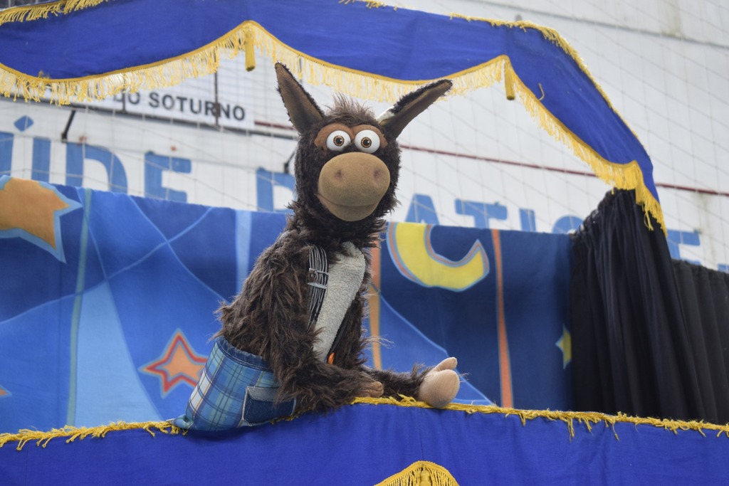 Crianças se divertem com o espetáculo de bonecos “A Banda do Serafim” em Faxinal do Soturno