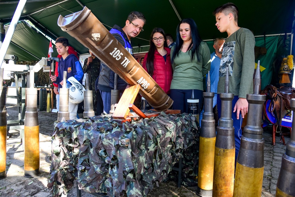 Na Semana da Pátria, exposição de materiais militares e mateada movimentam Praça do Mallet