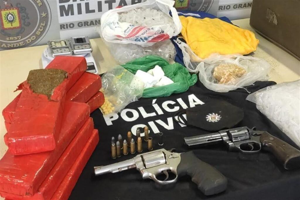 Jovens são presos por tráfico, receptação de veículo, porte ilegal de arma de fogo e corrupção de menores em Santa Maria