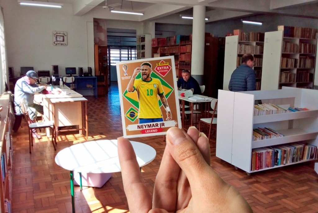 Biblioteca de Santiago se torna ponto de troca de figurinhas da Copa do Mundo