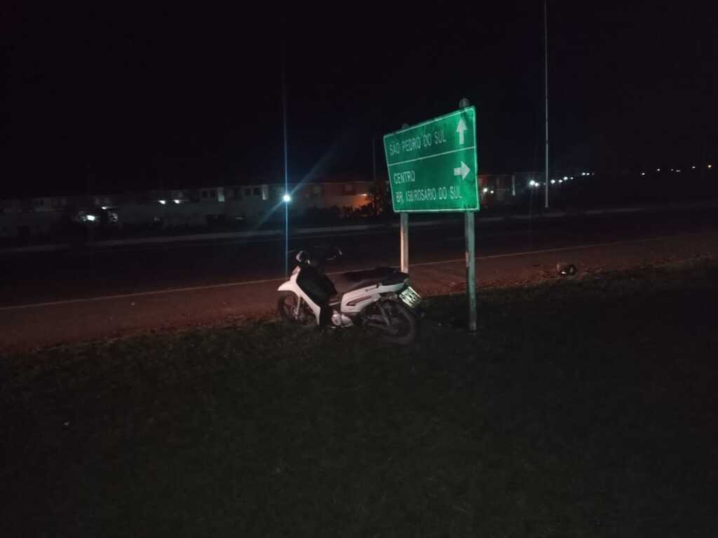 Mulher morre após colidir motocicleta em placa de sinalização na BR-158 em Santa Maria