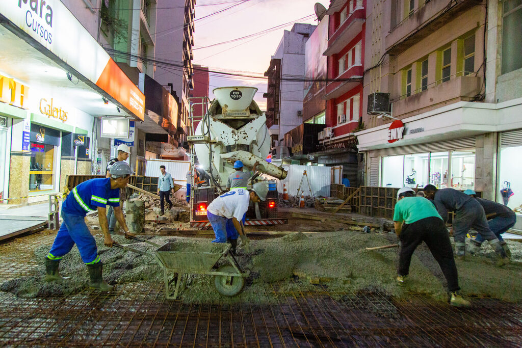 Obras de revitalização avançam em direção à parte central do calçadão de Santa Maria