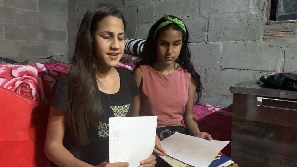 Irmãs escrevem cartas em braile para homenagear 1 ano da CDN