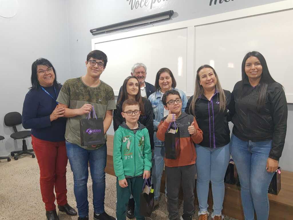 Parceria entre Educação e Rotary possibilita a entrega de 23 óculos para crianças de São Sepé