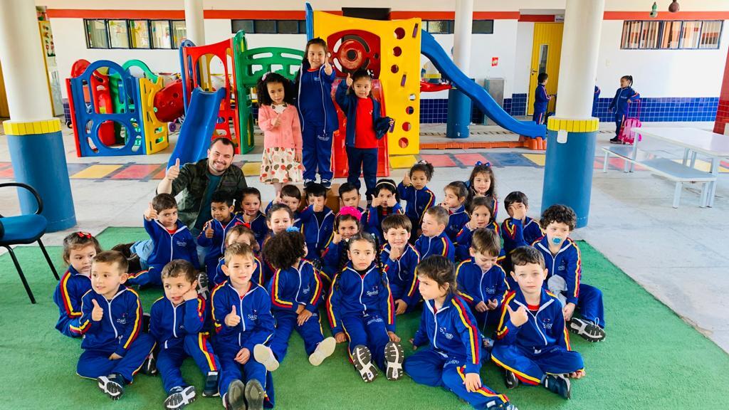 Secretaria de Educação de Santiago faz entrega de uniformes e tênis nas escolas