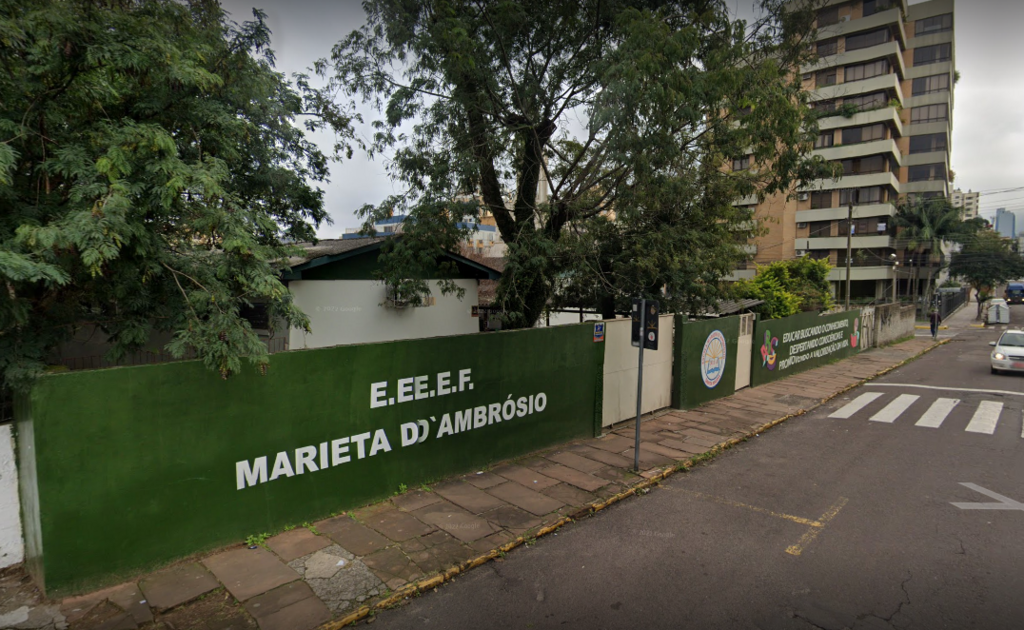 Mulher em surto psicótico tenta invadir escola em Santa Maria