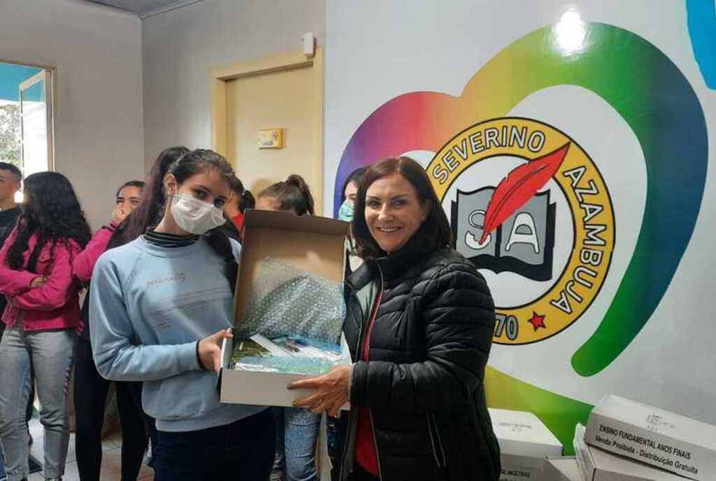 Santiago distribuí kits de material escolar para alunos da rede pública