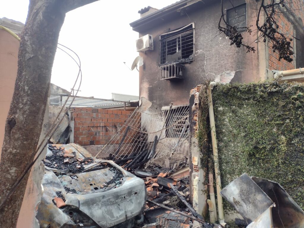 Carro, moto e garagem são consumidos pelo fogo em Camobi