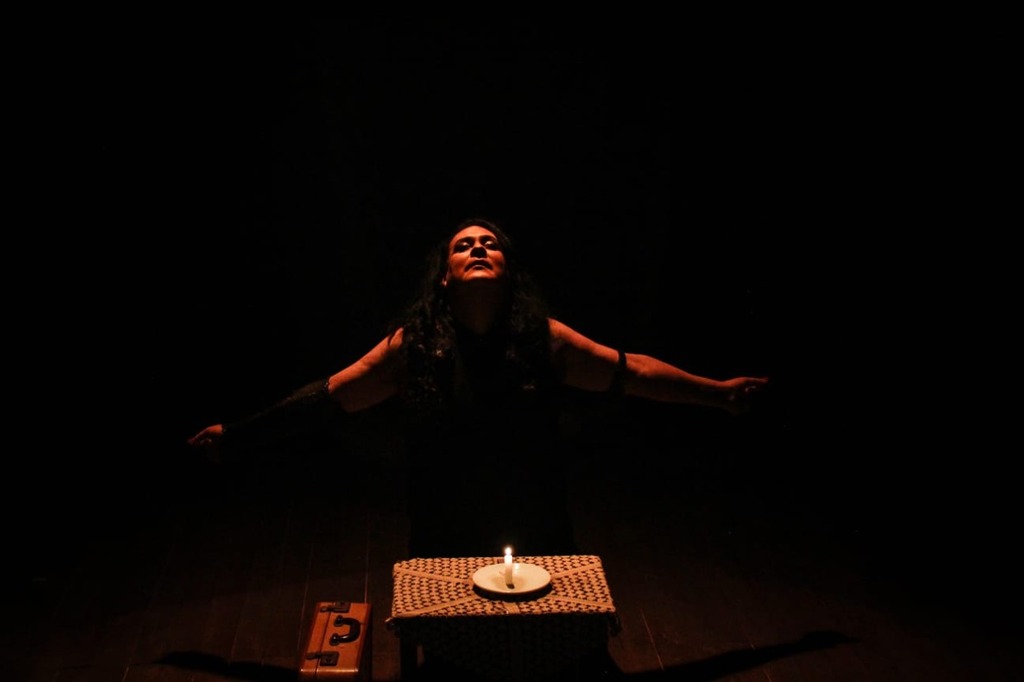 Ficção e realidade se misturam em espetáculo sobre travesti no Mês da Igualdade