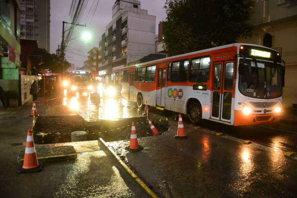 Rua do Acampamento, no centro de Santa Maria, está com bloqueio parcial para manutenção