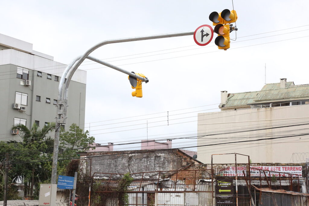 Cruzamento entre as ruas Appel e Niederauer ganha novo conjunto de semáforos