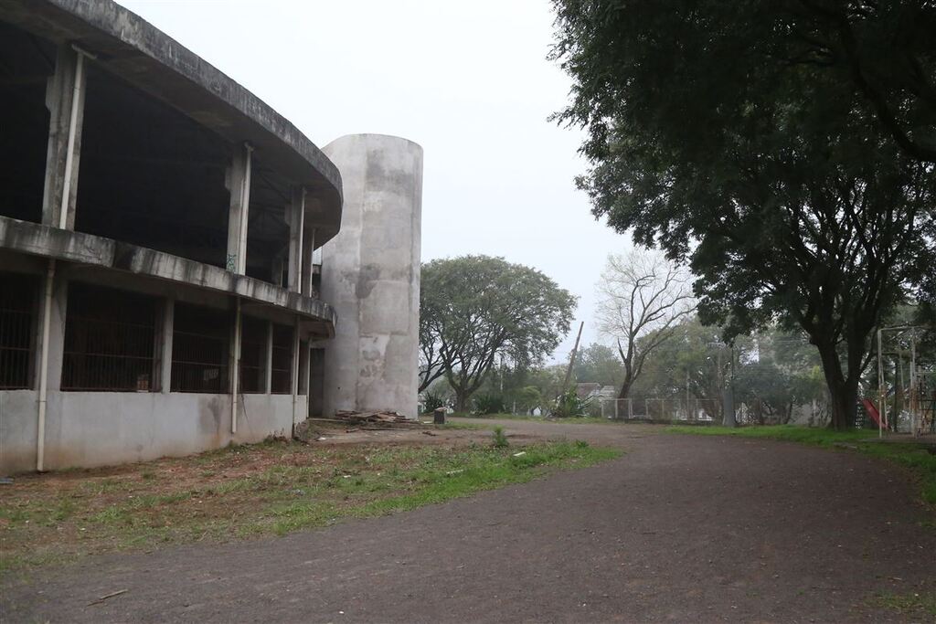 Pista de caminhada do Centro Desportivo Municipal recebe manutenção, mas não tem previsão de ser reaberta