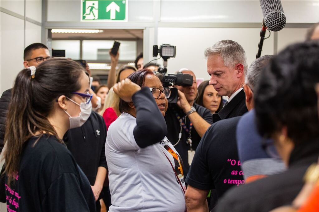 Mãe de familiar da Kiss se revolta com resultado da audiência; confira o vídeo