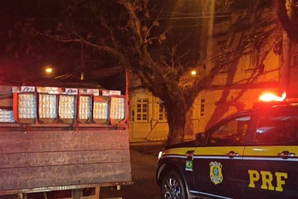 Homens tentam fugir e são presos com mais de 70 mil maços de cigarros paraguaios na BR-287