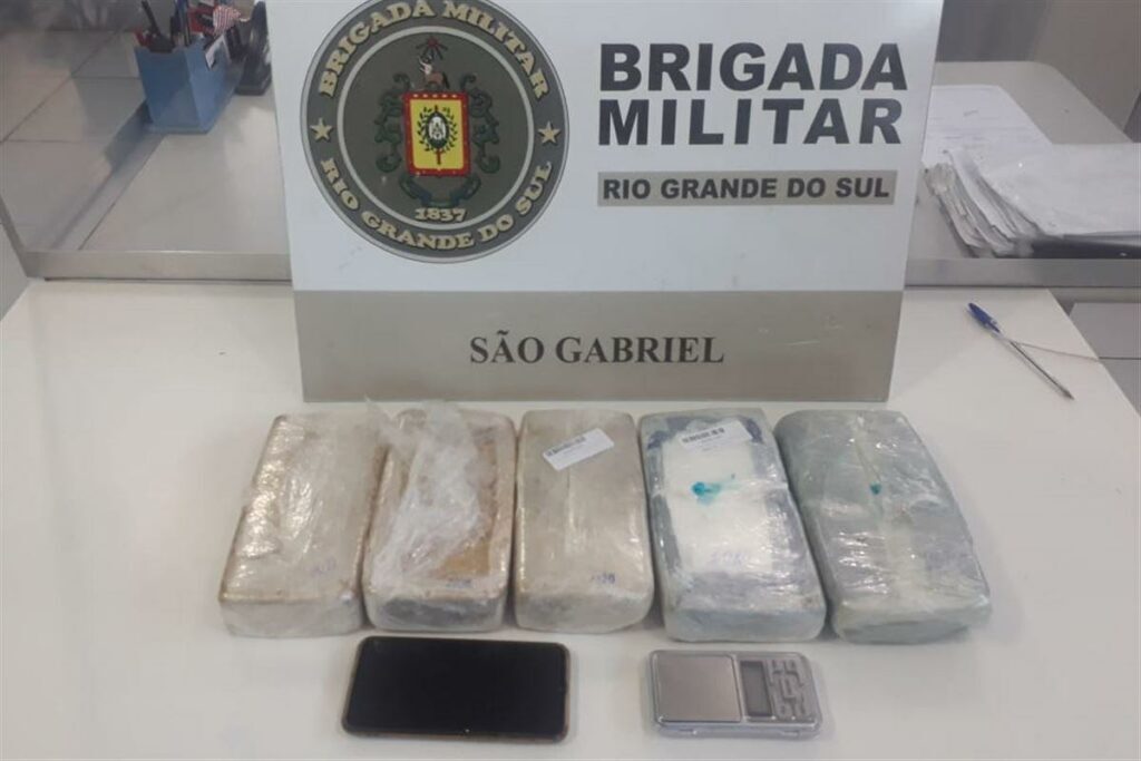 Jovens de 18 e 21 anos são presos com tijolos de crack e cocaína em São Gabriel