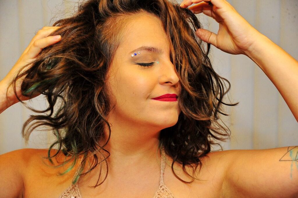 Para participar de evento, Paola Matos vende camisetas com frase de música autoral