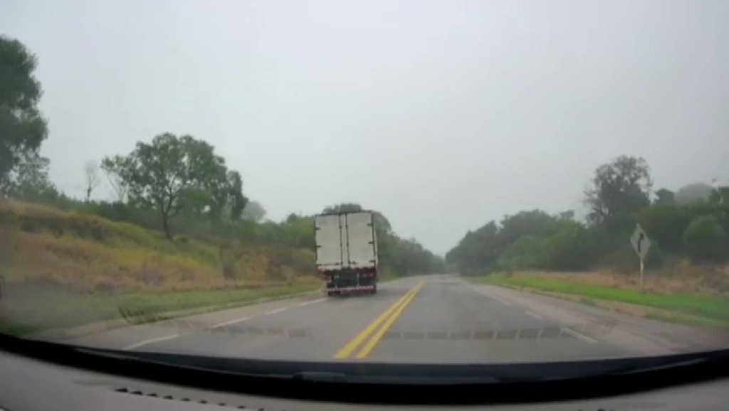VÍDEO: transitando na contramão e no acostamento, caminhoneiro é flagrado dormindo ao volante em Caçapava do Sul