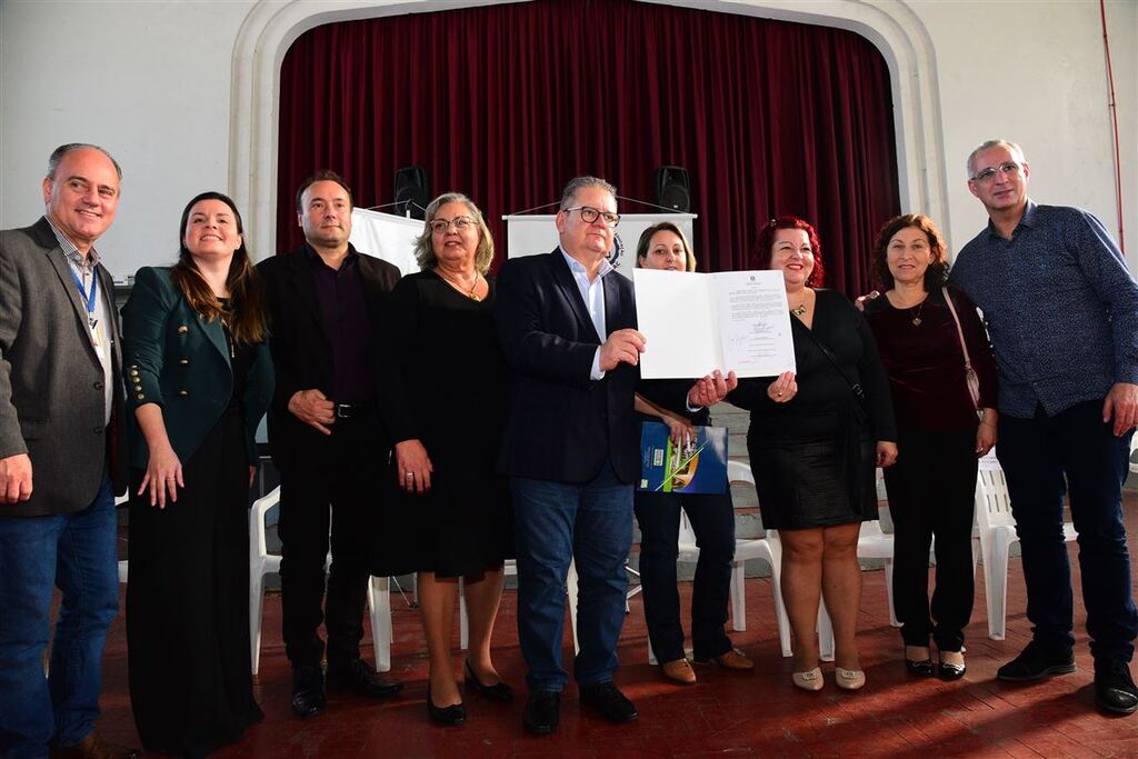 Governador Ranolfo Vieira Júnior assina ordem de serviço para reforma de três escolas de Santa Maria