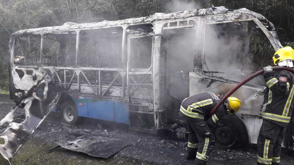 Incêndio em micro-ônibus na VRS-804 deixa trânsito em meia pista em Silveira Martins