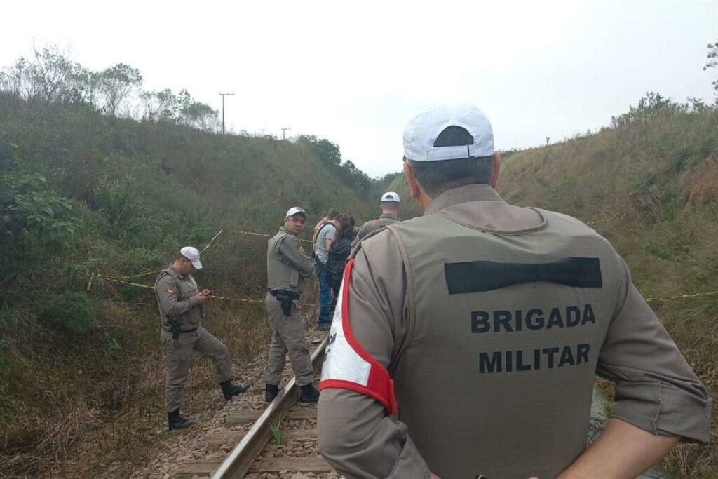 Casal é encontrado morto sobre trilhos próximo a penitenciária de Santa Maria Casal é encontrado morto sobre trilhos próximo a penitenciária de Santa Maria