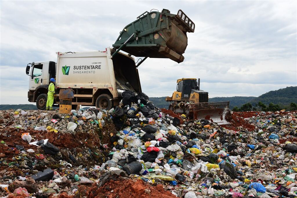 Aterro sanitário enterra cerca de 15 mil toneladas de lixo urbano por mês
