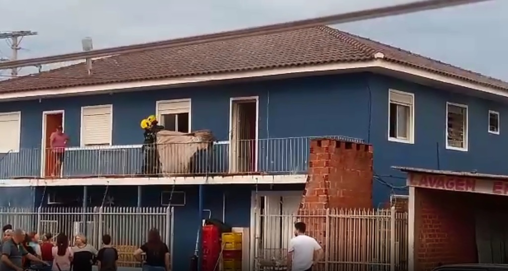 Vídeo: seis pessoas são socorridas após inalarem fumaça em incêndio no Bairro Pinheiro Machado