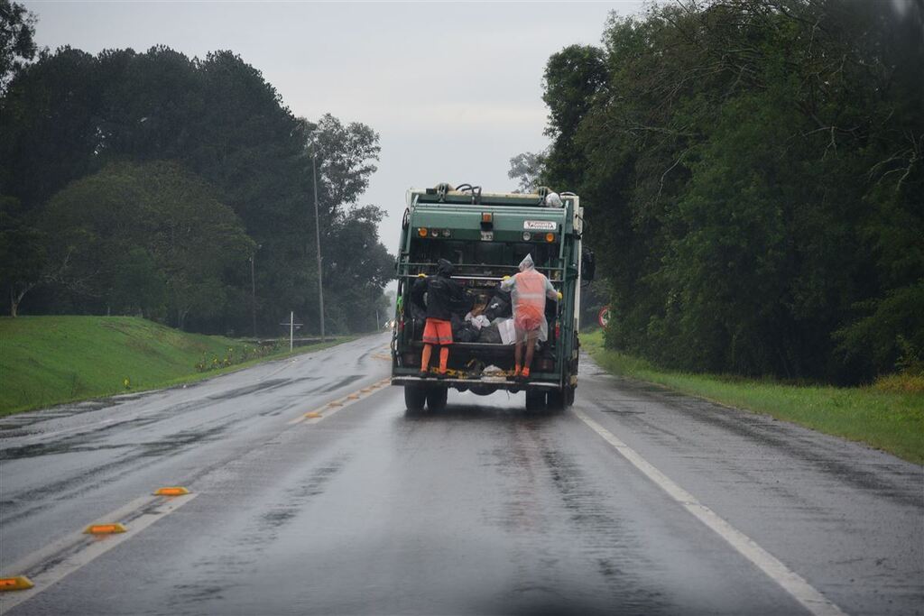Empresa de coleta contratada pelo município foi multada em R$ 300 mil por risco à saúde dos catadores