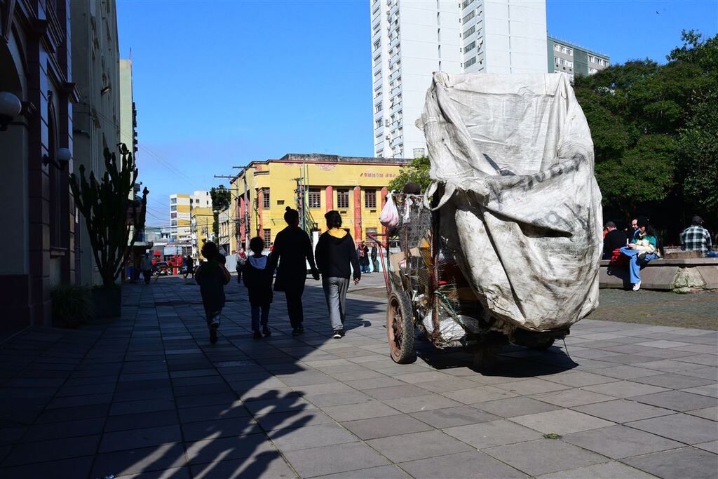 De contêiner em contêiner, a busca pela sobrevivência da família