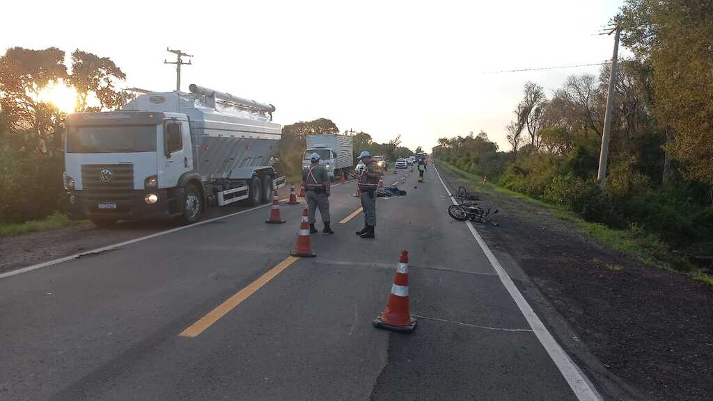 Motociclista é atingido por caminhão, atropela ciclista e morre na RSC-287 em Santa Maria