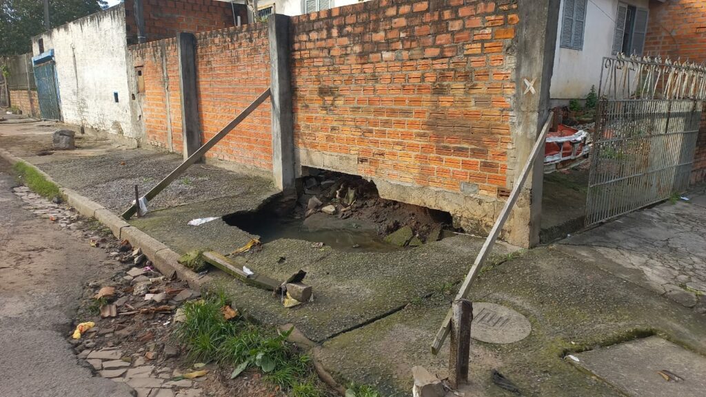 Cratera em calçada coloca em risco residências na Nova Santa Marta