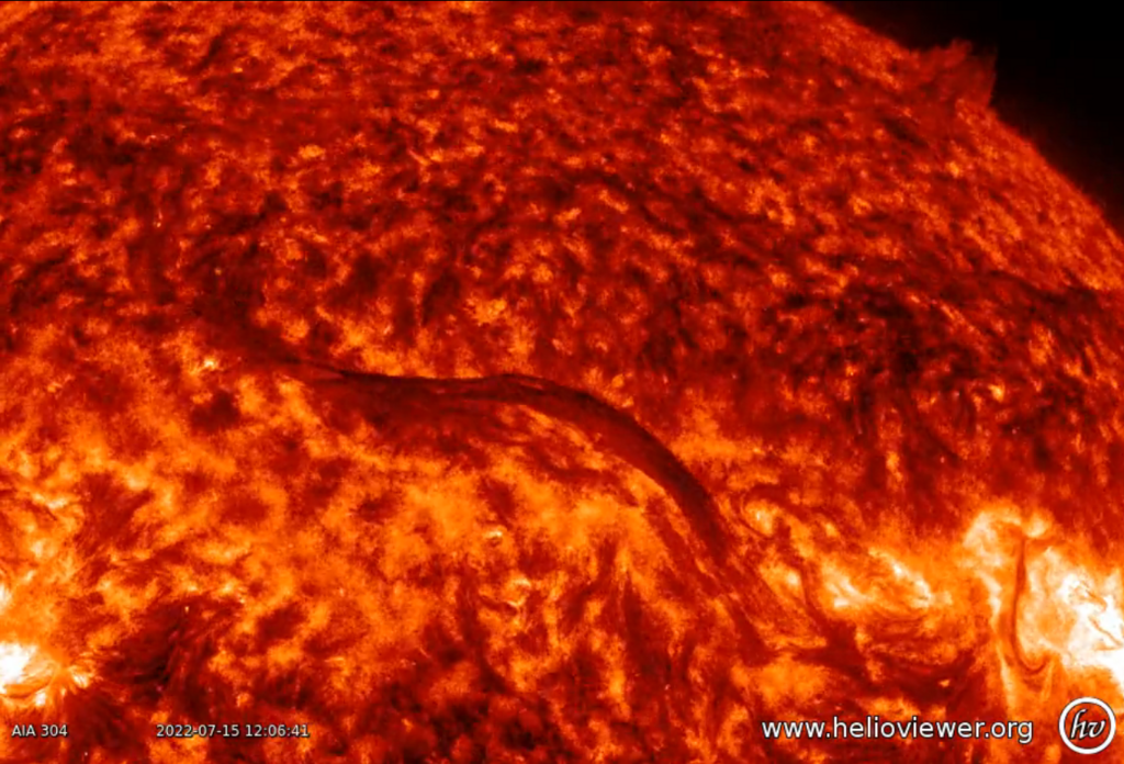 Forte erupção solar deve atingir a Terra nesta quinta-feira e pode impactar na rede elétrica e satélites