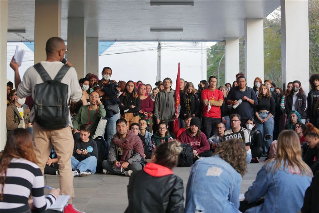 Estudantes da UFSM se reúnem para discutir o aumento do valor do Restaurante Universitário
