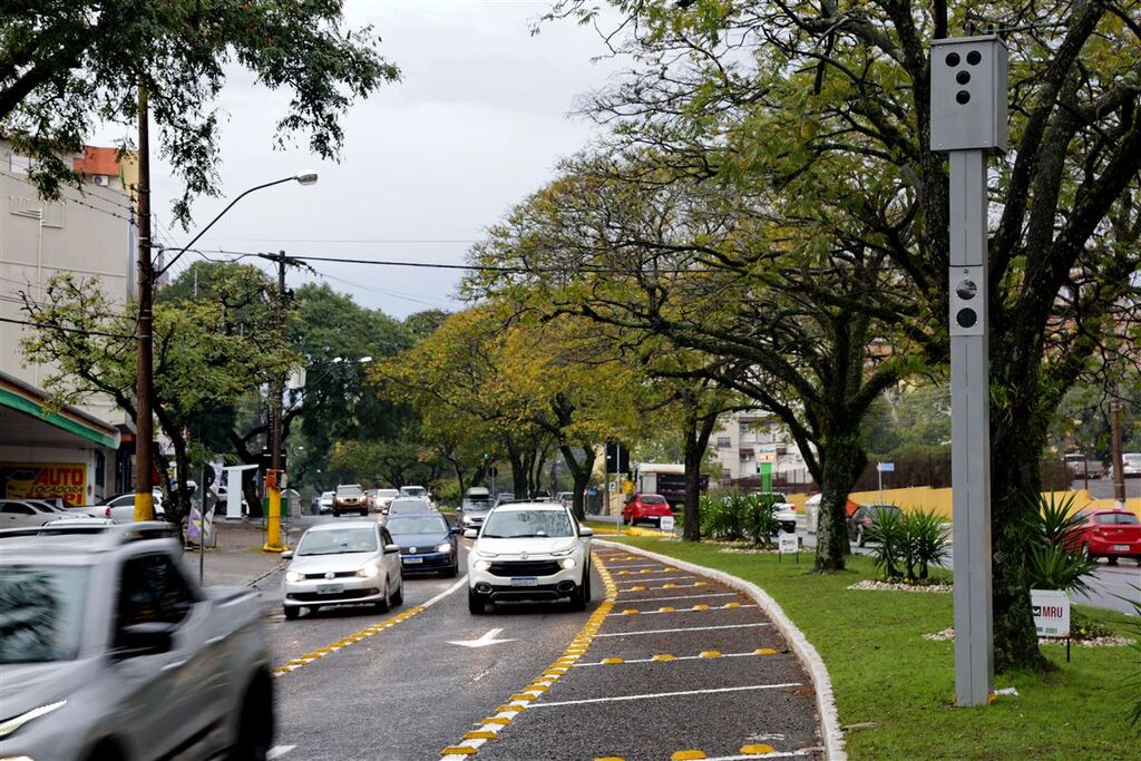 Um ano após implementação, quase 95 mil multas já foram aplicadas por controladores de tráfego