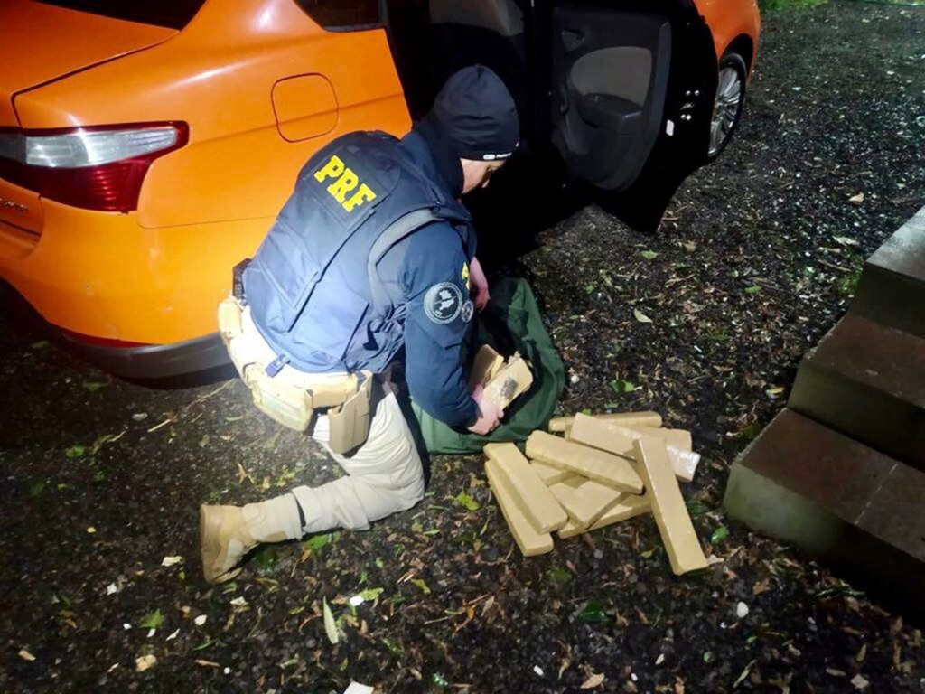 Suposto motorista de aplicativo é preso pela PRF com 20 quilos de maconha e máquina de cartão em Santiago