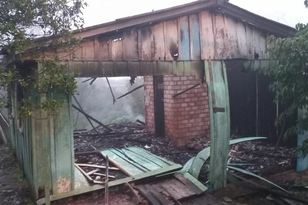 Casa pega fogo e homem morre carbonizado em São Pedro do Sul