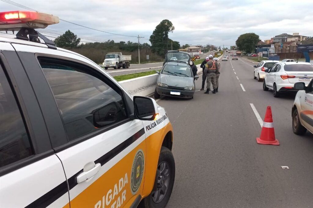 Caminhão e carro se envolvem em acidente na Faixa Velha de Camobi