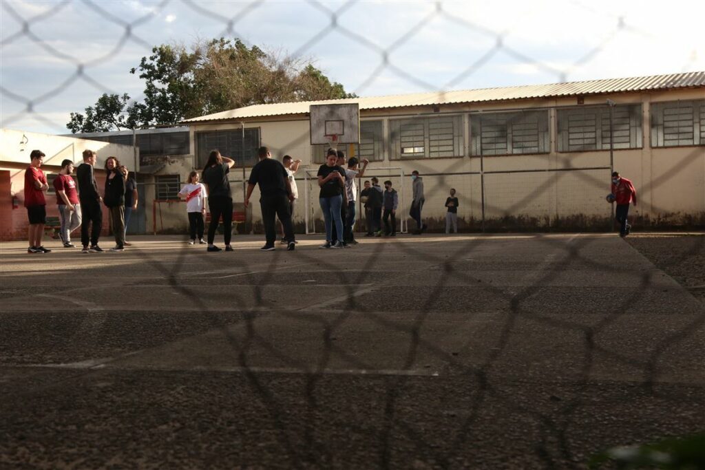 Violência que ameaça escolas: silenciamento ou negligência?