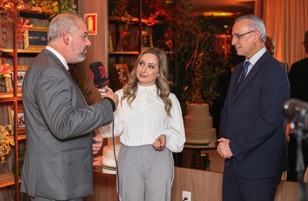 Persona agora também está na TV