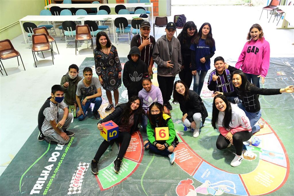 Adolescentes aprendem sobre seus direitos e deveres em jogo de tabuleiro gigante