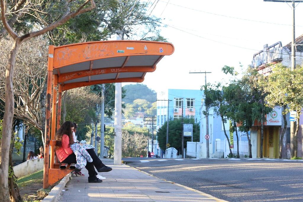 Horários de ônibus dificultam chegada e saída de alunos do Colégio Estadual Manoel Ribas