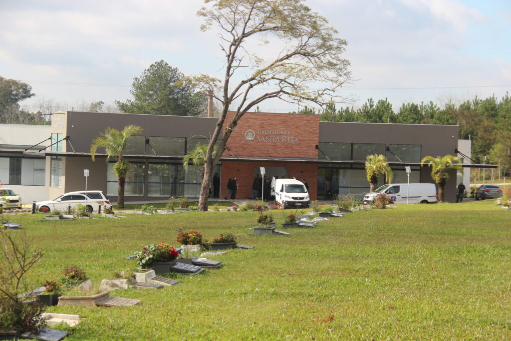 Corpos de mãe e filho assassinados são sepultados em Santa Maria