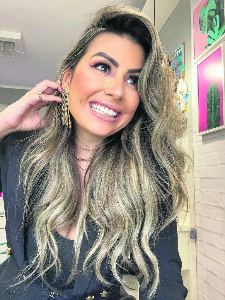 Tendência: brincos longos, receita de drink, #lookdodia e resenha da série Maldivas na coluna de Camila Cunha