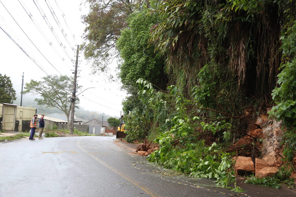 Com um novo desmoronamento de barranco no bairro Campestre do Menino Deus, autoridades estudam plano de contenção