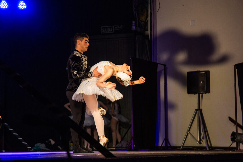 Cassiano Cavalheiro: como foi o espetáculo “O Lago dos Cisnes”, do Ballet Ivone Freire e da Orquestra Sinfônica de Santa Maria, aclamado pela plateia lotada