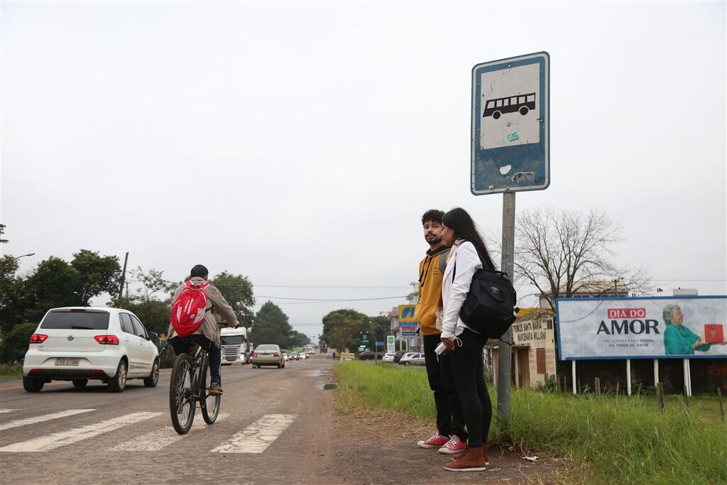 Apenas 11 das 31 paradas de ônibus da Faixa Nova de Camobi possuem abrigo para os usuários do transporte coletivo