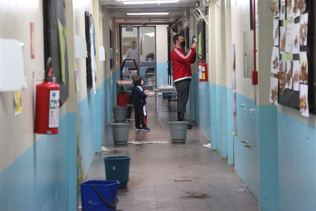 Infiltrações, goteiras e salas alagadas: Casa da Criança espera por soluções na estrutura do prédio há pelo menos 15 anos