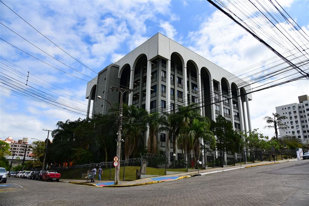 título imagem Mulher é presa por tráfico ao entregar pedras de crack para o companheiro durante audiência no Fórum de Santa Maria